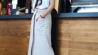 Julie ini sudah cocok jadi model ya. Di coffee shop saja ia bisa bergaya dengan anggun. Foto: instagram @julietaslim
