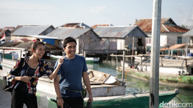 Andri dan Euodia di pemukiman suku Bajo (Zaky Fauzi Azhar/detikTravel) Andri dan Euodia di pemukiman suku Bajo (Zaky Fauzi Azhar/detikTravel)