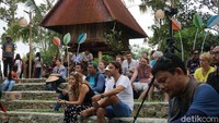 Wisatawan asal luar kota yang berlibur ke Bali mengaku menyempatkan melihat pertunjukan di Jatiluwih Festival ini (Aditya Mardiastuti/detikTravel)