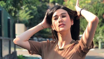 Stevie Agnecya, Ibu Dua Anak yang Seksinya Tak Luntur