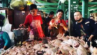 Duh, sutradara ini juga kerap datang ke pasar swalayan. Saat itu ia sedang berada di salah satu meja penjual ayam potong di Pasar Prawirotaman, Yogyakarta. Foto: Instagram jokoanwar