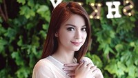 Sandra Olga di sini juga tampil dengan latar dedaunan. Ia juga sambil mengekspose jam tangan barunya. Foto: dok instagram
