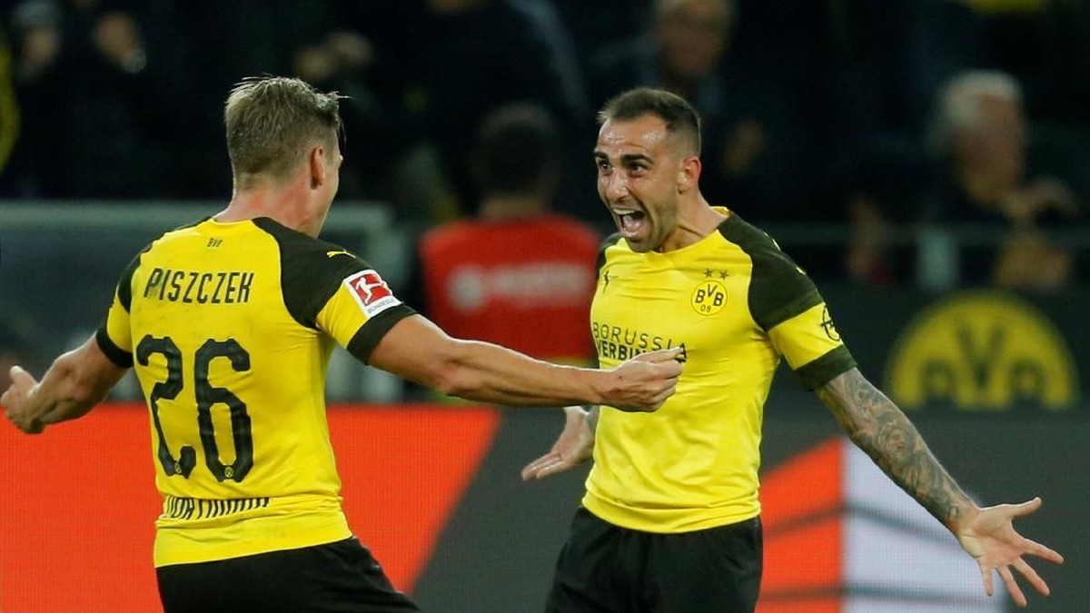 Paco Alcacer (kanan) langsung bikin gol debut bareng Borussia Dortmund (Leon Kuegeler/Reuters)