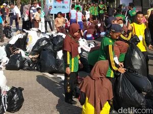 Peringati World Clean Day, Warga Purworejo Punguti Sampah