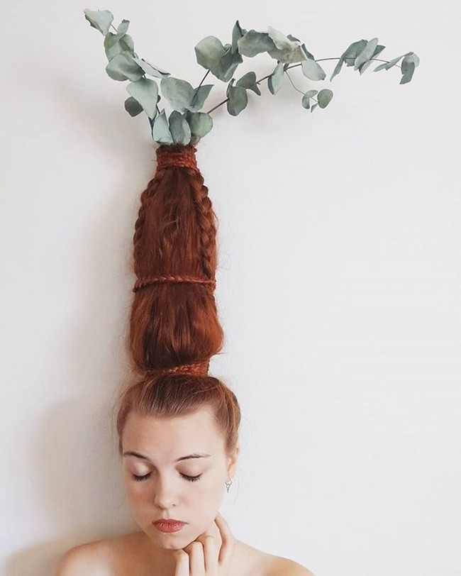 Tren rammbut pot bunga ini memang dibuat memanjang ke atas. Untuk mendapatkan tampilan demikian, para wanita ini memasukkan botol ke dalam rambut. Rambutnya pun kemudian dibentuk agar menyerupai lekukan pada vas bunga. Wanita berikut bahkan berimprovasi dengan menerapkan kepang. Foto: Instagram @frikafredrika