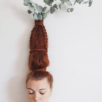 Tren rammbut pot bunga ini memang dibuat memanjang ke atas. Untuk mendapatkan tampilan demikian, para wanita ini memasukkan botol ke dalam rambut. Rambutnya pun kemudian dibentuk agar menyerupai lekukan pada vas bunga. Wanita berikut bahkan berimprovasi dengan menerapkan kepang. Foto: Instagram @frikafredrika