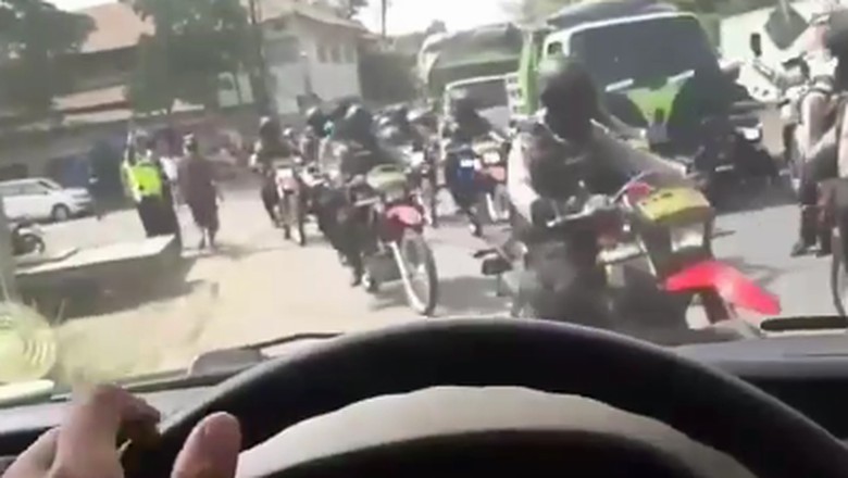 Penjelasan Polda Jabar soal Ambulans Terhalang Rombongan Polisi Penjelasan Polda Jabar soal Ambulans Terhalang Rombongan Polisi