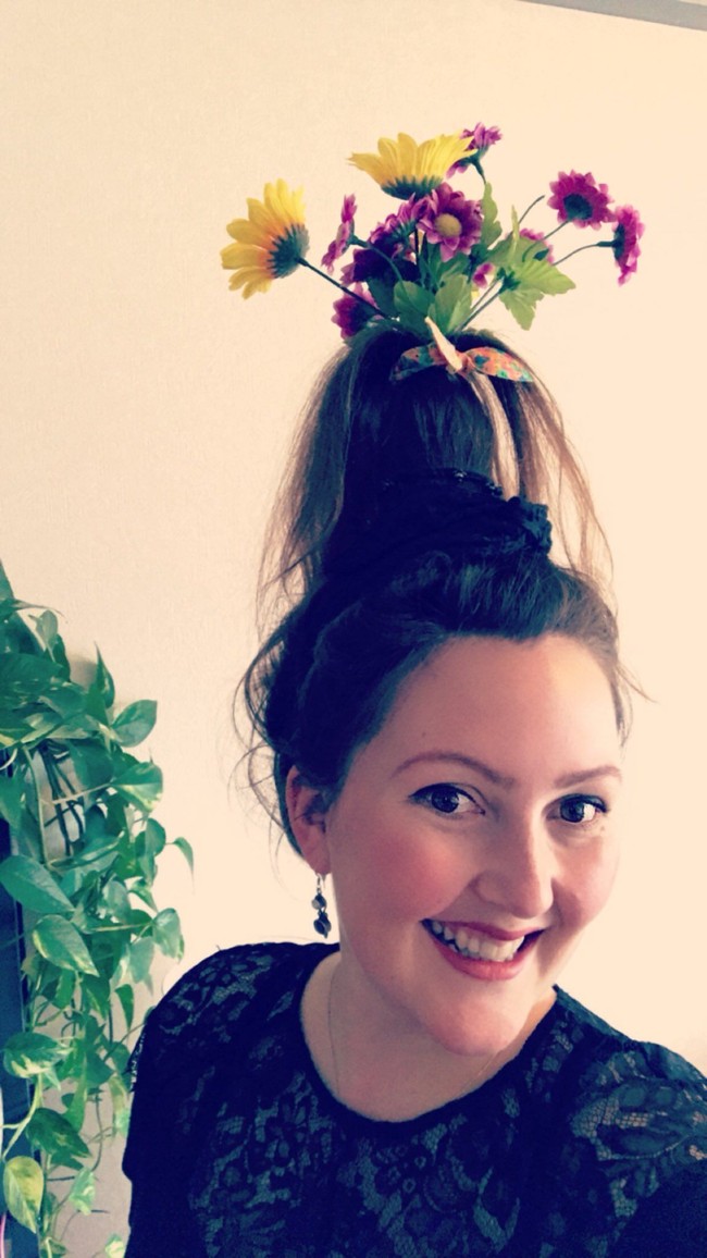 Meski banyak ditiru orang, sepertinya tren rambut vas bunga ini tidak untuk diterapkan di keseharian. Foto: Twitter @MtineAndLC