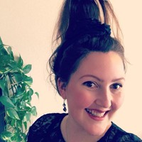 Meski banyak ditiru orang, sepertinya tren rambut vas bunga ini tidak untuk diterapkan di keseharian. Foto: Twitter @MtineAndLC