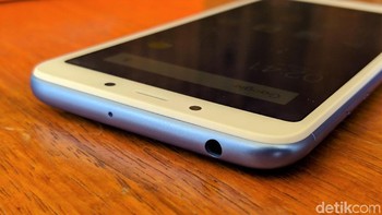 Bagian atas terdapat port jack audio 3,5 mm. Foto: Adi Fida Rahman/detikINET