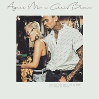 Agnez Mo tampil seksi dengan bustier latex hitam dan jeans. Aksesori pun berperan besar untuk gaya terbarunya. Ia tampak memakai anting Givenchy juga kacamata dan jaket Versace. Di sampingnya, Chris Brown memakai kemeja Balenciaga. Foto: Dok. Instagram @agnezmo