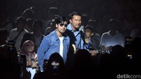 Ada penampilan istimewa yang diperlihatkan Chicco Jericho dan Rio Dewanto dalam konser Sheila On 7. Foto: Noel/detikHOT