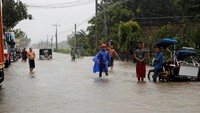 Dilaporkan otoritas setempat bahwa topan Mangkhut yang masuk kategori 5 mulai menerjang Provinsi Cagayan pada Sabtu (15/9) pagi waktu setempat. Topan ini membawa angin kencang dan memicu hujan deras di seluruh wilayah Pulau Luzon, pulau terbesar dan paling padat di Filipina. REUTERS/Erik De Castro.