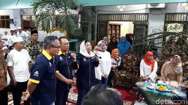 Rini Bikin Kuis Berhadiah Tabungan Jutaan Rupiah ke Santri di Surabaya