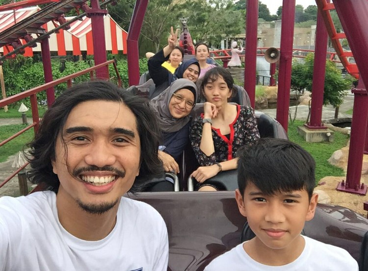 7 Potret Ayah Awet Muda Duta 'Sheila on 7' bareng Keluarga
