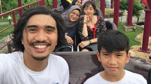 7 Potret Ayah Awet Muda Duta Sheila on 7 bareng Keluarga