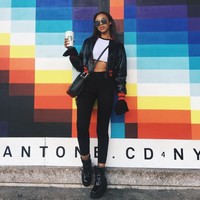 Ketika usia 14 tahun, Bella mengaku adalah penggemar Drake. Dari fans, keduanya lalu berteman, dan kini dikabarkan berpacaran. Foto: Dok. Instagram @bellabharris