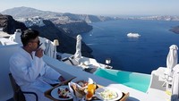 Punya hobi traveling keliling dunia, kali ini Indra membagikan gaya kerennya saat menikmati Sarapan di Chromata Santorini, Yunani. Sarapan dengan menu Mediterania jadi pilihannya. Foto: Instagram @indprw