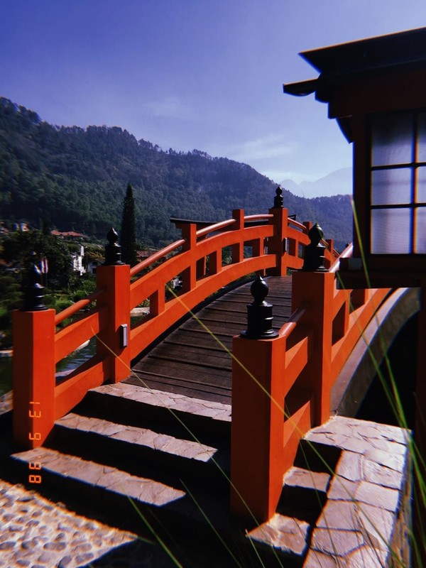 The Onsen Hot Spring Resort tentunya akan sama sensasinya dengan berendam air panas dari mata air di kaki Gunung Fuji, Jepang, karena berada di kawasan Songgoriti diapit dua pegunungan yakni Gunung Panderman dan Gunung Arjuno (Dok. The Onsen Hot Spring Resort Batu) The Onsen Hot Spring Resort tentunya akan sama sensasinya dengan berendam air panas dari mata air di kaki Gunung Fuji, Jepang, karena berada di kawasan Songgoriti diapit dua pegunungan yakni Gunung Panderman dan Gunung Arjuno (Dok. The Onsen Hot Spring Resort Batu)
