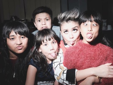 9 Foto Ini Buktikan Agnez Mo Sosok yang Keibuan Banget