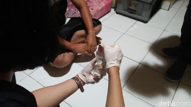 Petugas melakukan tes urine