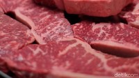 Pemberian pakan yang tepat menghasilkan potongan wagyu dengan marbling 5+ seperti ini. Teksturnya dijamin juicy! Foto: Holycow! Steakhouse by Chef Afit