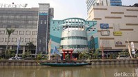 Tampak sebuah sampan tertambat di tepi sungai.
