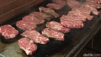 Memasak steak tak butuh waktu lama. Untuk daging 300 gram memanggangnya tidak lebih dari 8 menit agar tingkat kematangannya medium. Foto: dok. detikFood/Istimewa