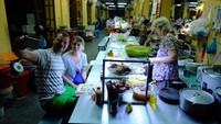 Masih berada di Vietnam, sutradara film Pengabdi Setan itu memotret sebuah food court. Makan di Vietnam murah banget. Sepertiga dari harga Jakarta. Di semua tempat, tulis pria berusia 42 tahun itu dua tahun yang lalu. Foto: Instagram jokoanwar