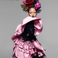 Untuk kesan dramatis, bunga sering dijadikan aksesori rambut dalam pemotretan majalah. Tak hanya satu atau dua batang, beberapa bunga kadang ditambahkan sekaligus sehingga terlihat seperti pot. Foto: Instagram @badgalriri Foto: Dok. Instagram @badgalriri