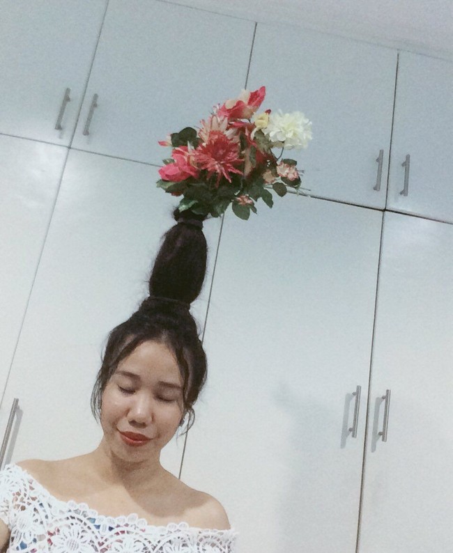 Semakin panjang botol yang digunakan semakin tinggi pula pot bunga di kepala mereka. Foto: Twitter @dyukyungja