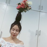 Semakin panjang botol yang digunakan semakin tinggi pula pot bunga di kepala mereka. Foto: Twitter @dyukyungja