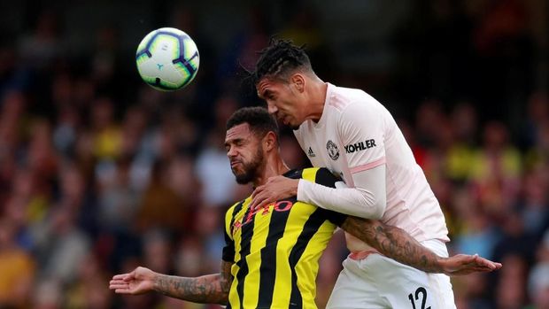 Chris Smalling menggandakan keunggulan Man United di babak pertama.