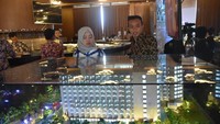 Direktur Pemasaran PT Adhi Persada Properti Wahyuni Sutantri bersama Project Director Dhika Universe Damar Yanda Pawitan mengamati maket apartemen Dhika Universe Yogyakarta Sardjito saat acara pemilihan unit di Yogyakarta. Pool/Adhi Persada.