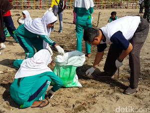 World Cleanup Day di Pacitan, Puluhan Orang Bersih-bersih Pantai