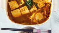 Kimchi Jjigae merupakan salah satu sajian klasik Korea. Sup hangat ini biasanya berisi kimchi, pork, tahu, dan sayuran. Rasanya gurih, pedas, dan sedikit asam. Foto: Instagram msbelletinje  