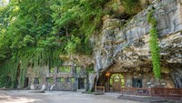 Rumah tersebut sebelumnya disewakan menjadi hotel dan terletak di Arkansas, Beckham Creek Cave Lodge. (istimewa/boredpanda)
