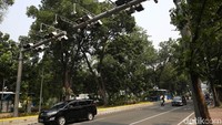 Kendaraan bermotor melintasi gerbang jalan berbayar atau electronic road pricing (ERP) di Jalan Medan Merdeka Barat, Jakarta, Sabtu (15/9/2018).