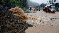 Topan ini juga menyebabkan longsor dan banjir. REUTERS/Erik De Castro.