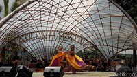 Panggung terbuka menyuguhkan Tari Pendet dan Tari Cendrawasih dari para remaja dan ibu-ibu setempat. Jatiluwih Festival 2018 mengangkat tema MaTha: Subak, bermakna harmoni manusia, alam, dan Tuhan (Aditya Mardiastuti/detikTravel)