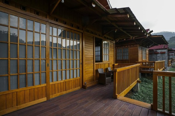 Ada 24 berciri khas Jepang dan yang paling mengesankan adalah pengalaman berendam air panas ala Onsen. Tak perlu khawatir fasilitas ini private bagi penghuni di masing-masing cottage. Onsen terletak di hadapan ruangan dengan spot-spot mengagumkan menyejukan mata (Dok. The Onsen Hot Spring Resort Batu) Ada 24 berciri khas Jepang dan yang paling mengesankan adalah pengalaman berendam air panas ala Onsen. Tak perlu khawatir fasilitas ini private bagi penghuni di masing-masing cottage. Onsen terletak di hadapan ruangan dengan spot-spot mengagumkan menyejukan mata (Dok. The Onsen Hot Spring Resort Batu)