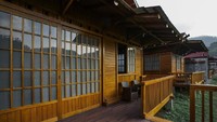 Ada 24 berciri khas Jepang dan yang paling mengesankan adalah pengalaman berendam air panas ala Onsen. Tak perlu khawatir fasilitas ini private bagi penghuni di masing-masing cottage. Onsen terletak di hadapan ruangan dengan spot-spot mengagumkan menyejukan mata (Dok. The Onsen Hot Spring Resort Batu)