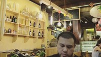 Mau makan takut gendut, tulisnya seraya menulis tagar #yaelakayakbelumgendutajabang. Padahal saat itu ia tengah berada di sebuah restoran wilayah Hoi An Ancient Town, Vietnam. Foto: Instagram jokoanwar