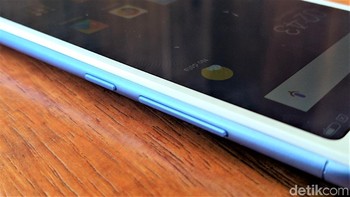 Sisi kanan terdapat tombol power dan pengaturan volume. Foto: Adi Fida Rahman/detikINET