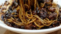 Pernah melihat mie yang diselimuti saus berwarna hitam saat menonton drama Korea? Sajian itu bernama jjajangmyeon. Hidangan ini terinspirasi dari zhajiangmian, hidangan mi dari Shandong, Tiongkok dengan topping daging dan pasta kedelai fermentasi. Foto: Instagram indonesiafoodjourney  