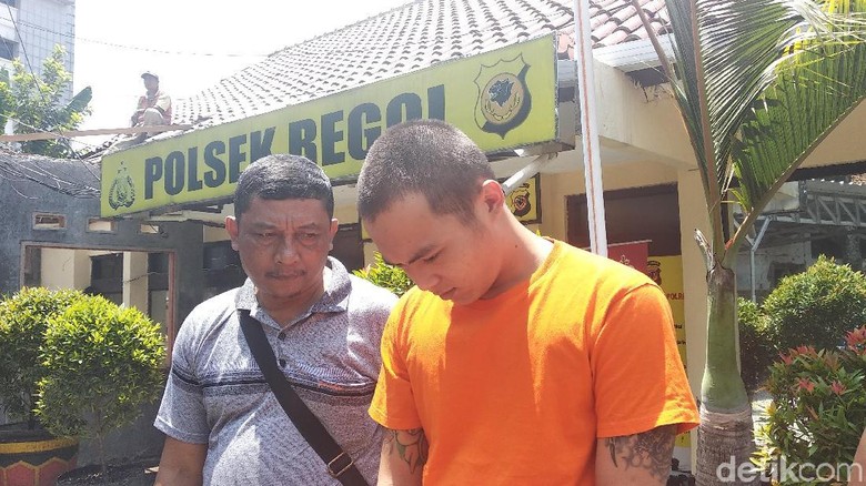 Begal Bertato Gondol Ponsel Wanita di SPBU Bandung Begal Bertato Gondol Ponsel Wanita di SPBU Bandung