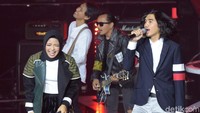 Sheila On 7 tampil bersama Kotak. Mereka seru-seruan, Tantri juga happy banget. Foto: Noel/detikHOT