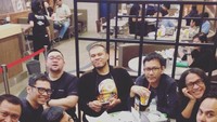 Selain seafood, sutradara A Copy of My Mind itu juga menyukai junk food. Begini nih keseruannya saat makan di salah satu gerai fast food bersama sineas dan aktris tanah air. Foto: Instagram jokoanwar