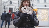  Tidak lengkap rasanya jika ke Vienna, Austria, tanpa mencoba pretzel berukuran besar yang ditaburi bubuk gula halus. Apalagi disantapnya di tengah udara dingin. Foto: Instagram @indprw