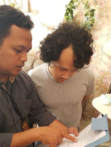 Asiong (kanan) bertugas sebagai operator website judi online.